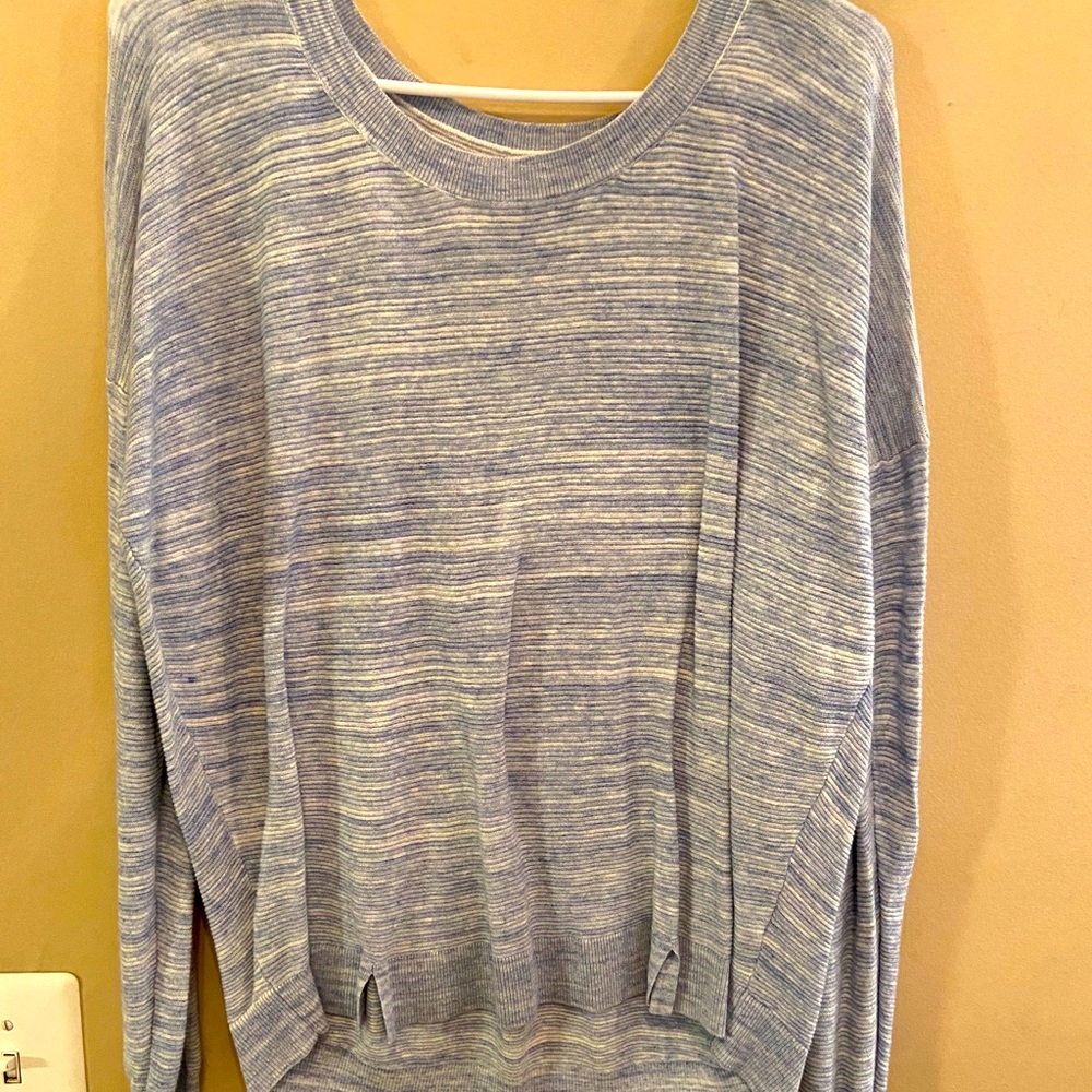 3 sweaters - Picture 3 of 5
